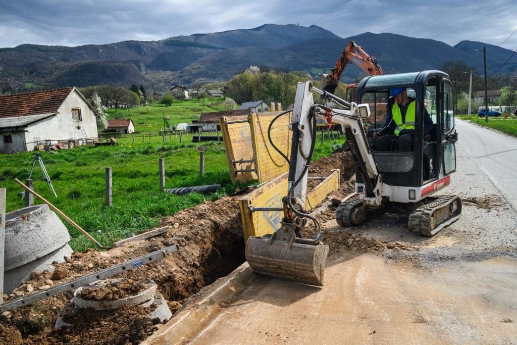 Iskop kanala i zemljani radovi bagerom u sklopu izgradnje vodovoda i kanalizacije
