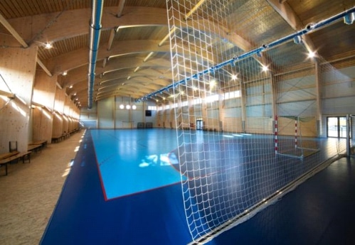 Unutrašnji futsal teren sa sportskom podlogom, golovima i zaštitnom mrežom