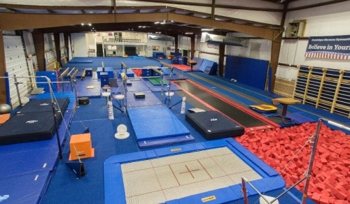 Gimnastička dvorana sa spravama, trampolinima, strunjačama i sigurnosnim podlogama