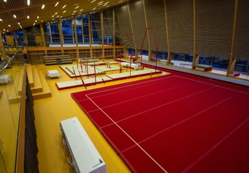 Gimnastička dvorana sa spravama, trampolinima, strunjačama i sigurnosnim podlogama