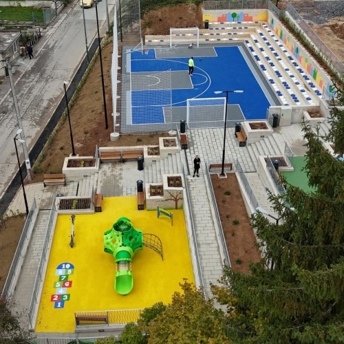 Sportsko i dječije igralište sa sigurnom podlogom, klupama i uređenim vanjskim prostorom
