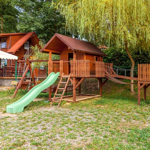 Drveno Dječije igralište u parku sa toboganima, kučicama, ljuljačkama i penjalicama, za hotele, kampove i planine