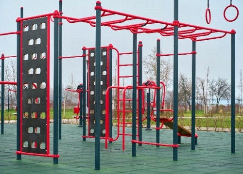 Street workout sprave na otvorenom sa šipkama, ljestvama i karikama za vježbanje